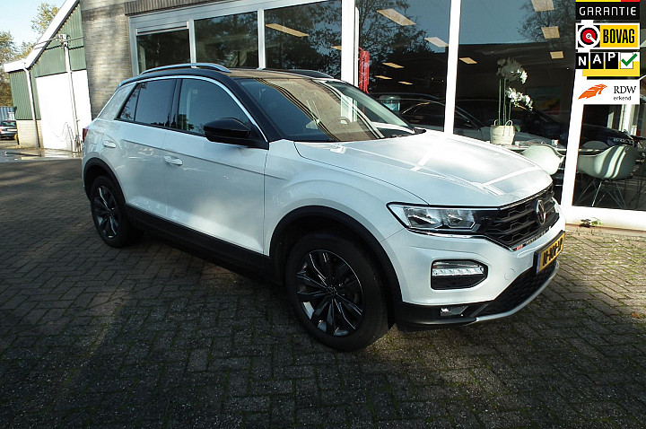 Volkswagen T-Roc 1.0 TSI Style Business 2 tone, navi, trekhaak, als nieuw!!